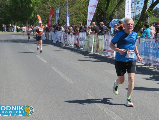 Zawodnicy biegu ulicznego na trasie w Krapkowicach podczas 42. edycji imprezy z dopingiem kibiców