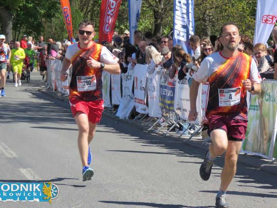 Zawodnicy biegu ulicznego na trasie w Krapkowicach podczas 42. edycji imprezy z dopingiem kibiców