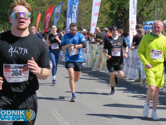 Zawodnicy biegu ulicznego na trasie w Krapkowicach podczas 42. edycji imprezy z dopingiem kibiców