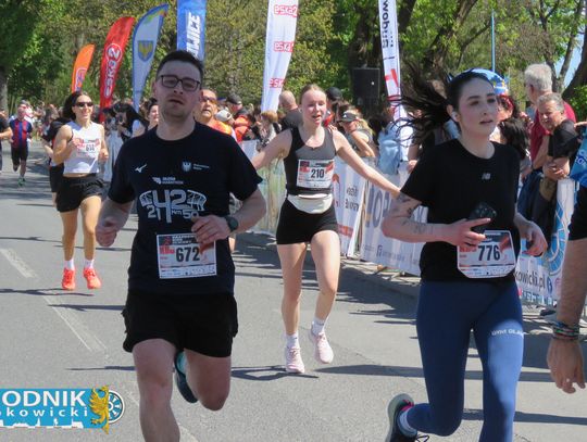 Zawodnicy biegu ulicznego na trasie w Krapkowicach podczas 42. edycji imprezy z dopingiem kibiców