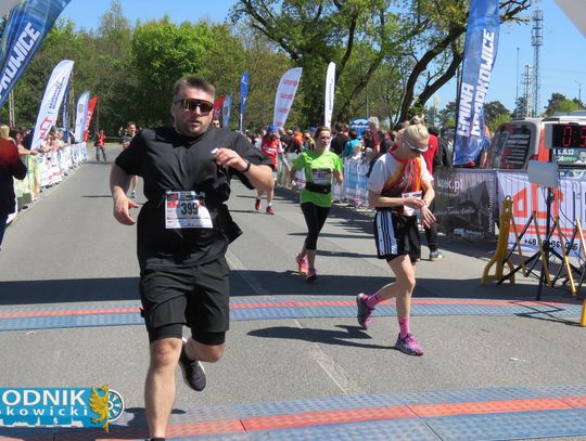 Zawodnicy biegu ulicznego na trasie w Krapkowicach podczas 42. edycji imprezy z dopingiem kibiców
