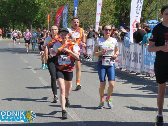 Zawodnicy biegu ulicznego na trasie w Krapkowicach podczas 42. edycji imprezy z dopingiem kibiców