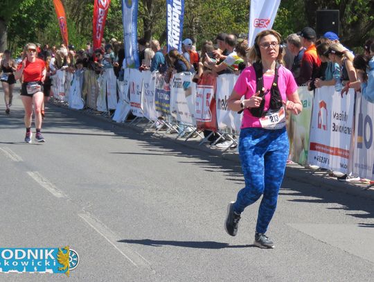 Zawodnicy biegu ulicznego na trasie w Krapkowicach podczas 42. edycji imprezy z dopingiem kibiców