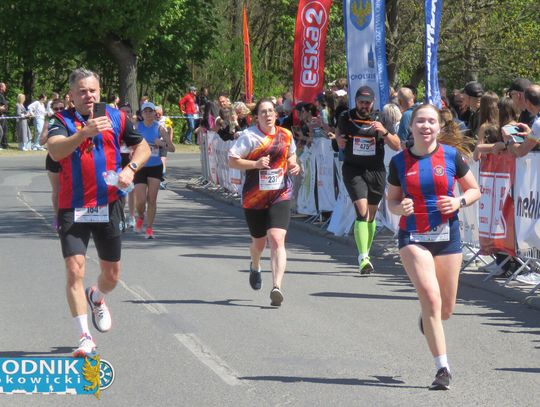 Zawodnicy biegu ulicznego na trasie w Krapkowicach podczas 42. edycji imprezy z dopingiem kibiców