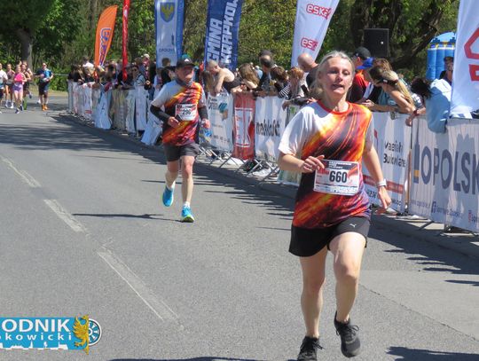 Zawodnicy biegu ulicznego na trasie w Krapkowicach podczas 42. edycji imprezy z dopingiem kibiców