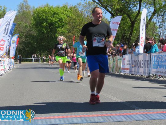 Zawodnicy biegu ulicznego na trasie w Krapkowicach podczas 42. edycji imprezy z dopingiem kibiców
