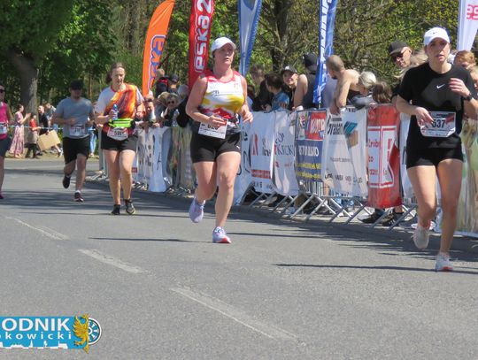 Zawodnicy biegu ulicznego na trasie w Krapkowicach podczas 42. edycji imprezy z dopingiem kibiców