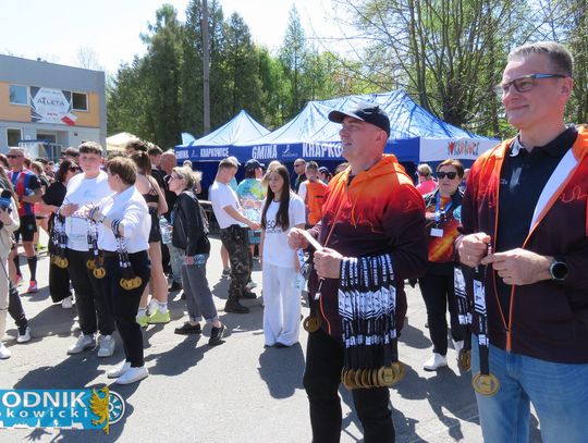 Zawodnicy biegu ulicznego na trasie w Krapkowicach podczas 42. edycji imprezy z dopingiem kibiców