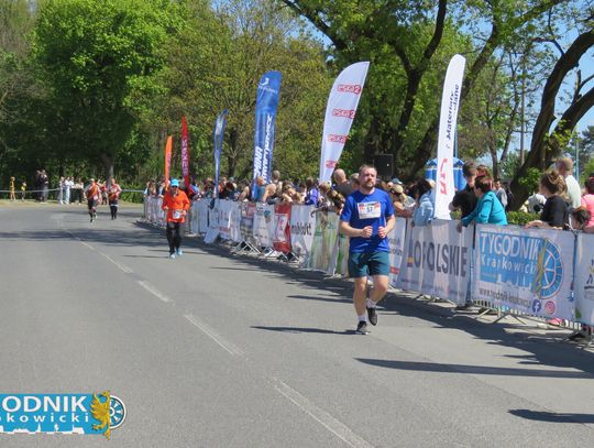Zawodnicy biegu ulicznego na trasie w Krapkowicach podczas 42. edycji imprezy z dopingiem kibiców