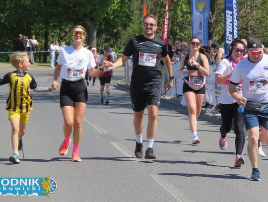 Zawodnicy biegu ulicznego na trasie w Krapkowicach podczas 42. edycji imprezy z dopingiem kibiców
