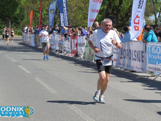 Zawodnicy biegu ulicznego na trasie w Krapkowicach podczas 42. edycji imprezy z dopingiem kibiców