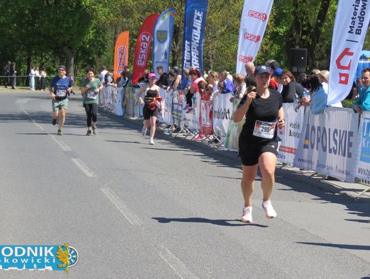 Zawodnicy biegu ulicznego na trasie w Krapkowicach podczas 42. edycji imprezy z dopingiem kibiców