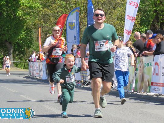 Zawodnicy biegu ulicznego na trasie w Krapkowicach podczas 42. edycji imprezy z dopingiem kibiców