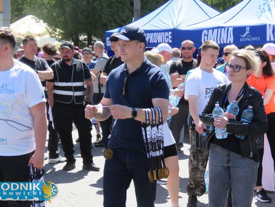 Zawodnicy biegu ulicznego na trasie w Krapkowicach podczas 42. edycji imprezy z dopingiem kibiców