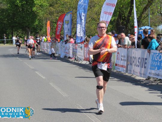 Zawodnicy biegu ulicznego na trasie w Krapkowicach podczas 42. edycji imprezy z dopingiem kibiców