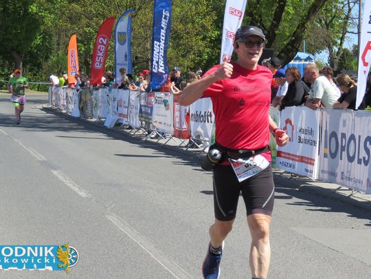 Zawodnicy biegu ulicznego na trasie w Krapkowicach podczas 42. edycji imprezy z dopingiem kibiców