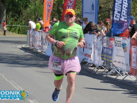 Zawodnicy biegu ulicznego na trasie w Krapkowicach podczas 42. edycji imprezy z dopingiem kibiców