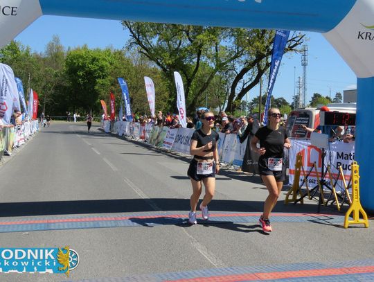 Zawodnicy biegu ulicznego na trasie w Krapkowicach podczas 42. edycji imprezy z dopingiem kibiców