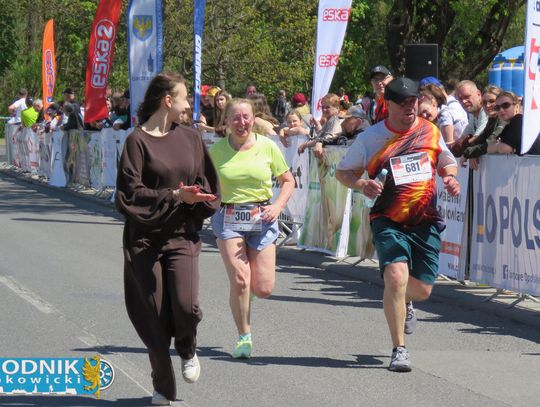 Zawodnicy biegu ulicznego na trasie w Krapkowicach podczas 42. edycji imprezy z dopingiem kibiców