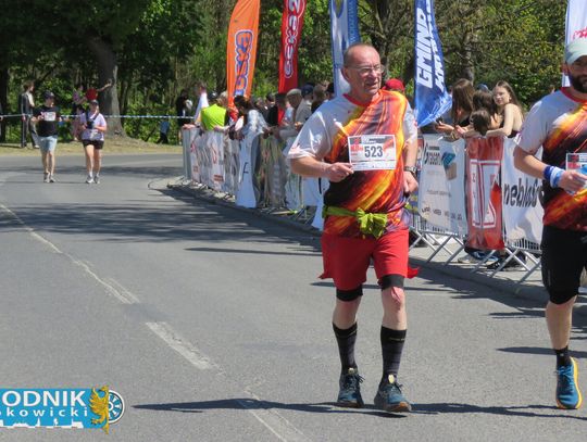 Zawodnicy biegu ulicznego na trasie w Krapkowicach podczas 42. edycji imprezy z dopingiem kibiców