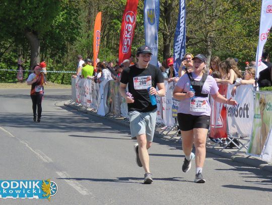 Zawodnicy biegu ulicznego na trasie w Krapkowicach podczas 42. edycji imprezy z dopingiem kibiców