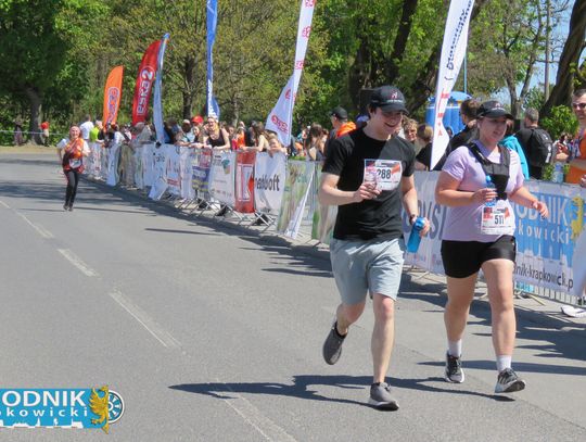 Zawodnicy biegu ulicznego na trasie w Krapkowicach podczas 42. edycji imprezy z dopingiem kibiców