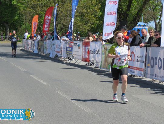 Zawodnicy biegu ulicznego na trasie w Krapkowicach podczas 42. edycji imprezy z dopingiem kibiców
