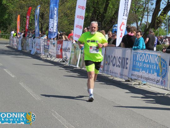 Zawodnicy biegu ulicznego na trasie w Krapkowicach podczas 42. edycji imprezy z dopingiem kibiców
