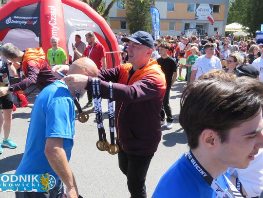 Zawodnicy biegu ulicznego na trasie w Krapkowicach podczas 42. edycji imprezy z dopingiem kibiców
