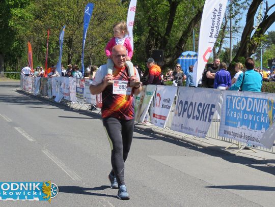 Zawodnicy biegu ulicznego na trasie w Krapkowicach podczas 42. edycji imprezy z dopingiem kibiców