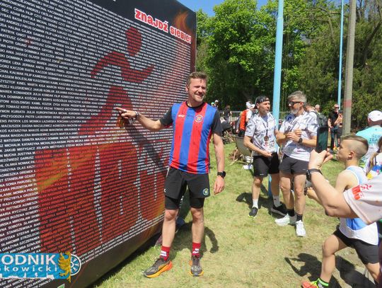Zawodnicy biegu ulicznego na trasie w Krapkowicach podczas 42. edycji imprezy z dopingiem kibiców