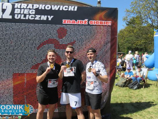Zawodnicy biegu ulicznego na trasie w Krapkowicach podczas 42. edycji imprezy z dopingiem kibiców