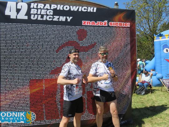 Zawodnicy biegu ulicznego na trasie w Krapkowicach podczas 42. edycji imprezy z dopingiem kibiców