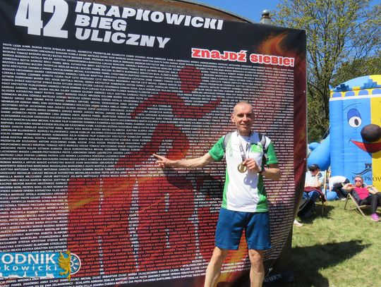 Zawodnicy biegu ulicznego na trasie w Krapkowicach podczas 42. edycji imprezy z dopingiem kibiców