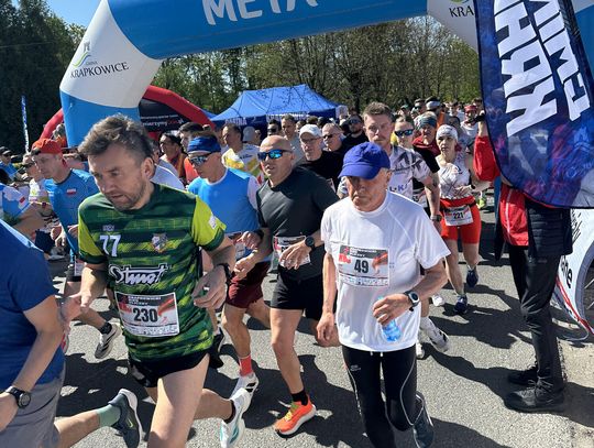 Zawodnicy biegu ulicznego na trasie w Krapkowicach podczas 42. edycji imprezy z dopingiem kibiców