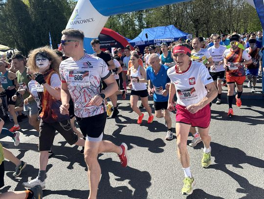 Zawodnicy biegu ulicznego na trasie w Krapkowicach podczas 42. edycji imprezy z dopingiem kibiców