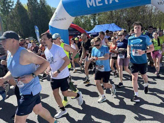 Zawodnicy biegu ulicznego na trasie w Krapkowicach podczas 42. edycji imprezy z dopingiem kibiców