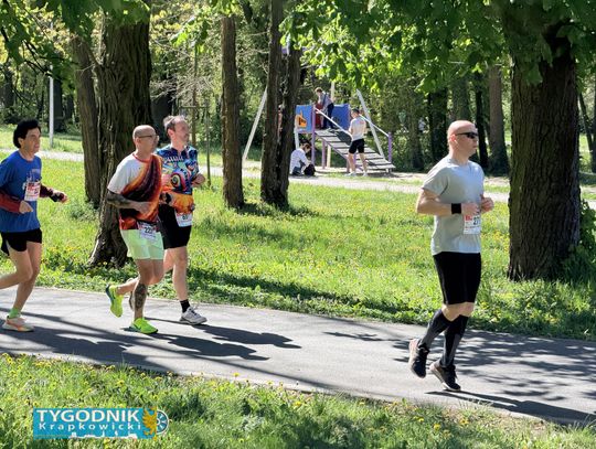 Zawodnicy biegu ulicznego na trasie w Krapkowicach podczas 42. edycji imprezy z dopingiem kibiców