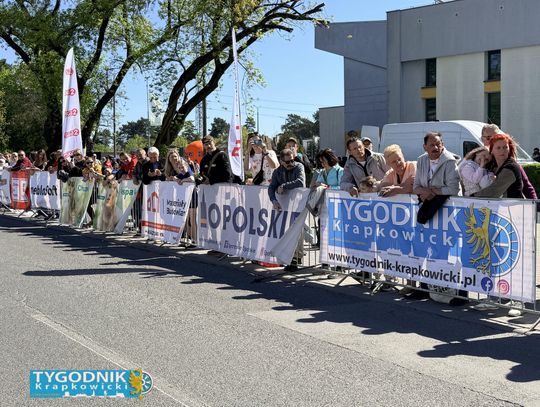 Zawodnicy biegu ulicznego na trasie w Krapkowicach podczas 42. edycji imprezy z dopingiem kibiców