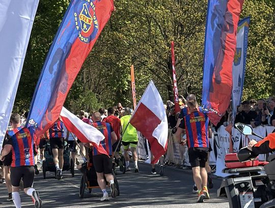 Zawodnicy biegu ulicznego na trasie w Krapkowicach podczas 42. edycji imprezy z dopingiem kibiców