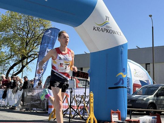 Zawodnicy biegu ulicznego na trasie w Krapkowicach podczas 42. edycji imprezy z dopingiem kibiców