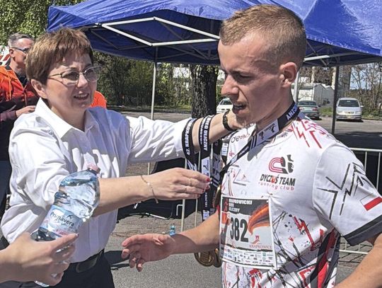 Zawodnicy biegu ulicznego na trasie w Krapkowicach podczas 42. edycji imprezy z dopingiem kibiców