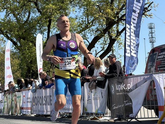 Zawodnicy biegu ulicznego na trasie w Krapkowicach podczas 42. edycji imprezy z dopingiem kibiców