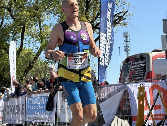 Zawodnicy biegu ulicznego na trasie w Krapkowicach podczas 42. edycji imprezy z dopingiem kibiców