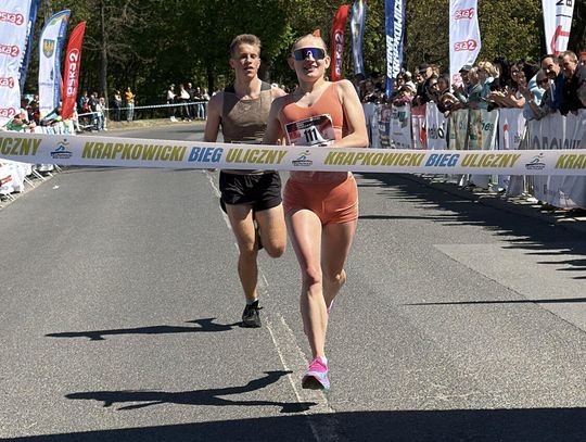 Zawodnicy biegu ulicznego na trasie w Krapkowicach podczas 42. edycji imprezy z dopingiem kibiców