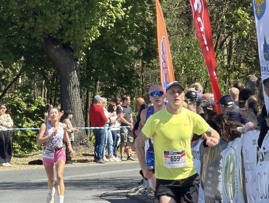 Zawodnicy biegu ulicznego na trasie w Krapkowicach podczas 42. edycji imprezy z dopingiem kibiców