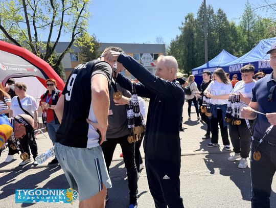 Zawodnicy biegu ulicznego na trasie w Krapkowicach podczas 42. edycji imprezy z dopingiem kibiców