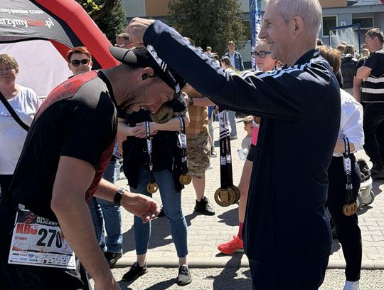 Zawodnicy biegu ulicznego na trasie w Krapkowicach podczas 42. edycji imprezy z dopingiem kibiców
