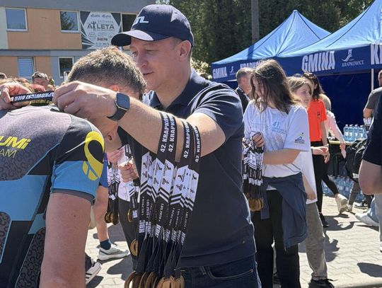 Zawodnicy biegu ulicznego na trasie w Krapkowicach podczas 42. edycji imprezy z dopingiem kibiców