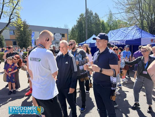 Zawodnicy biegu ulicznego na trasie w Krapkowicach podczas 42. edycji imprezy z dopingiem kibiców